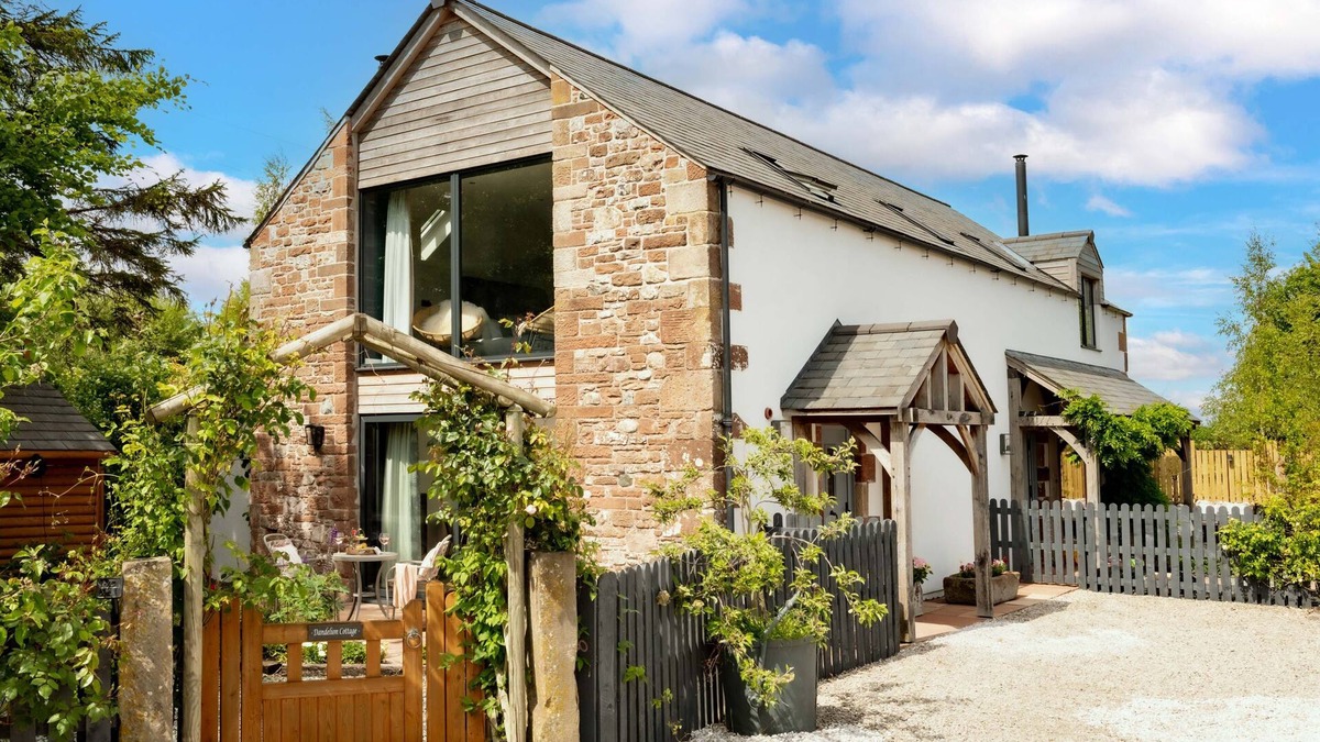 Carlisle Cottage | A cottage that sleeps 2 guests in 1 bedroom