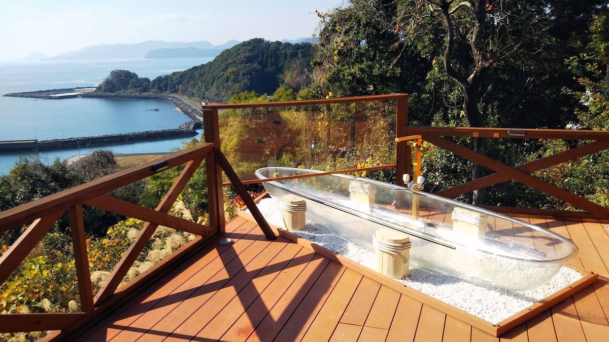 Amakusa House | A cottage with a spacious deck overlooking the sea /Amakusa Kumamoto