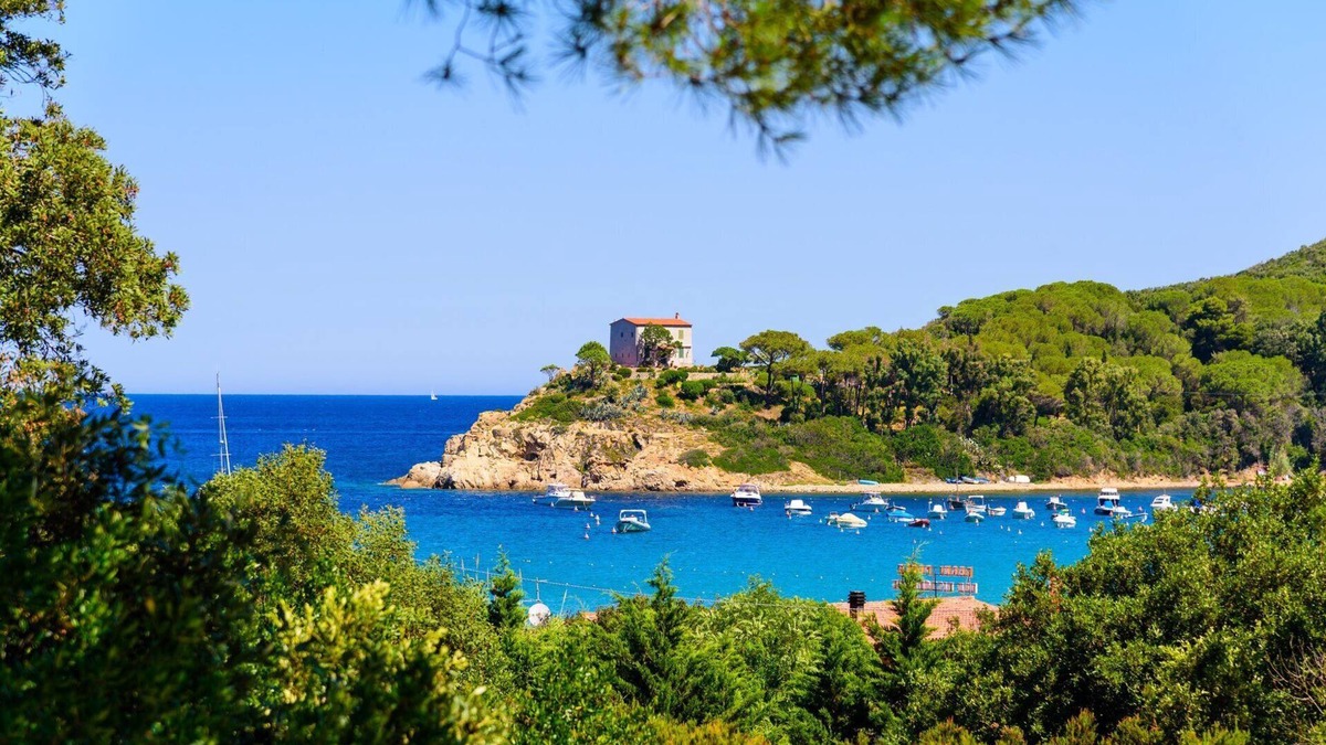 Procchio Apartment | A Country House by the Sea