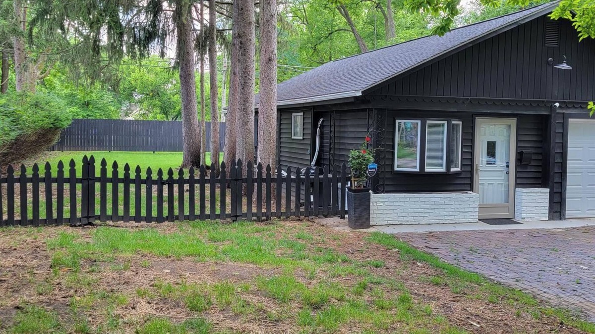 Sharon Heights House | A Couple's Urban Get-A-Way Bungalow Under The Pines