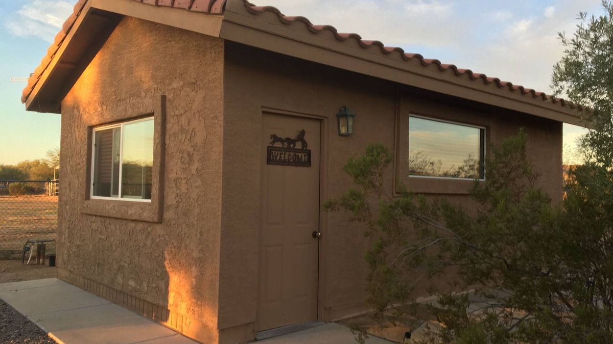 Anthem Apartment | A couples retreat, hiking trails, horse boarding available, Desert Hills.