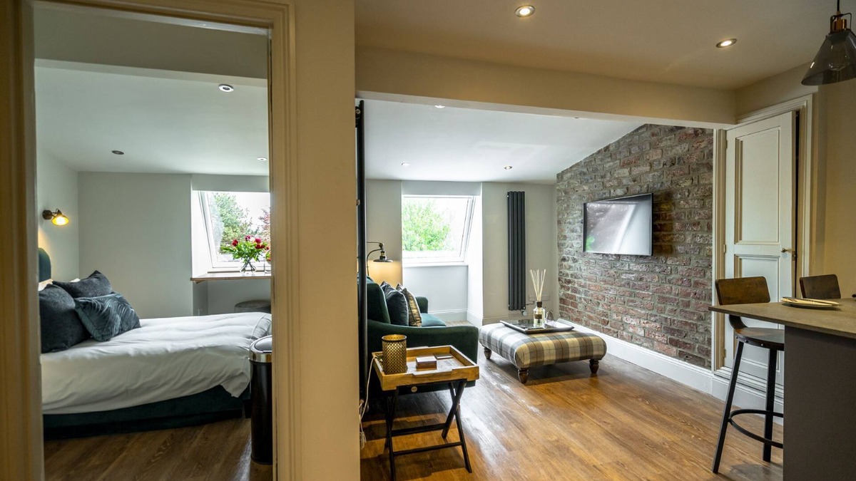 Bootham Apartment | A couples retreat that sleeps 2 guests in 1 bedroom