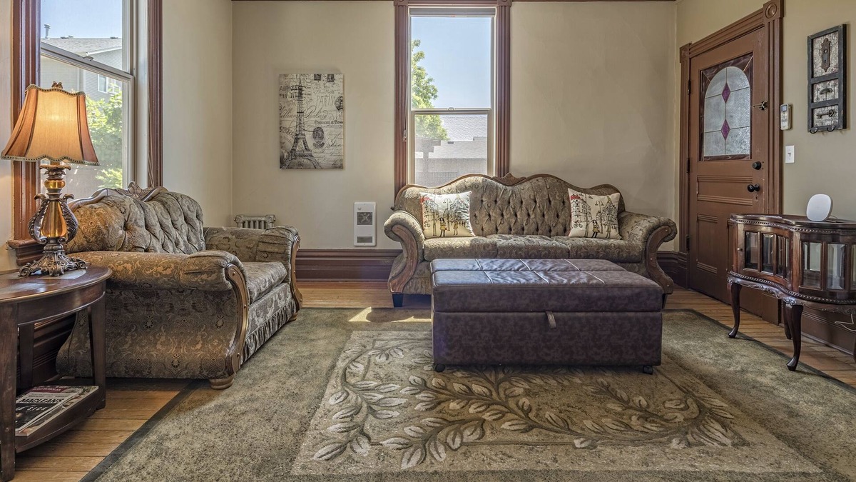 Vernon Apartment | A Cozy 1 Bed/1 Bath suite Situated in the Historical Carew House in Vernon
