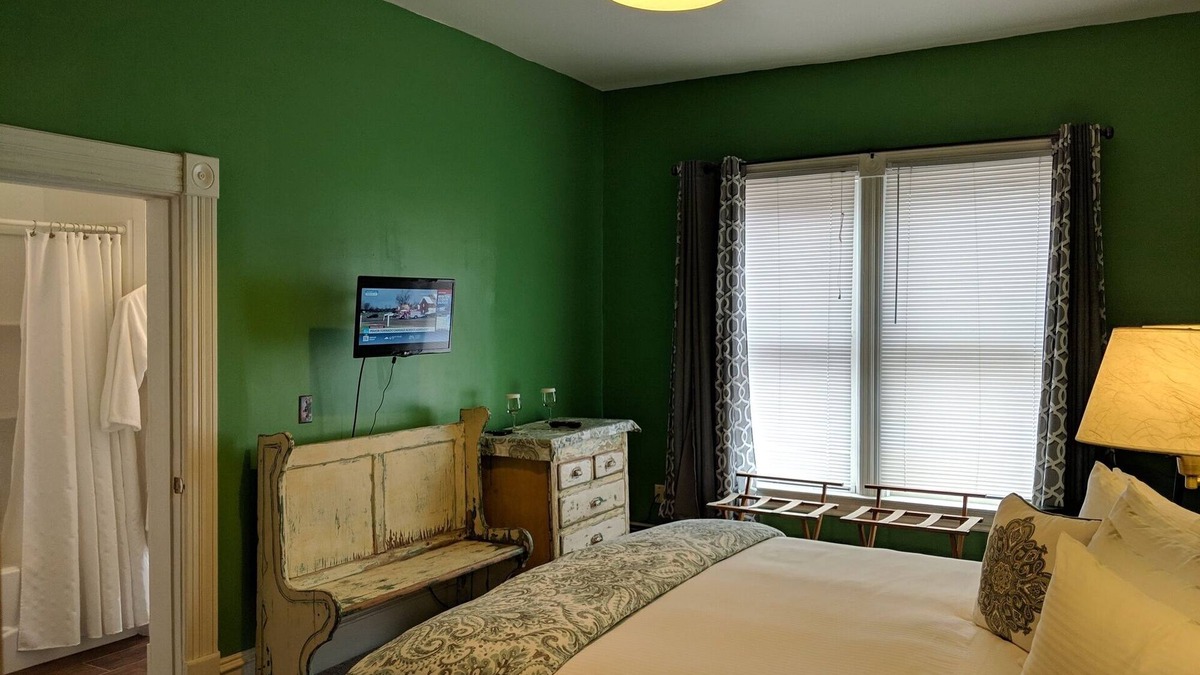 Shelburne Bed & Breakfast | A cozy 1st Floor King B&B room in Downtown Shelburne - Delicious Breakfasts! SHE