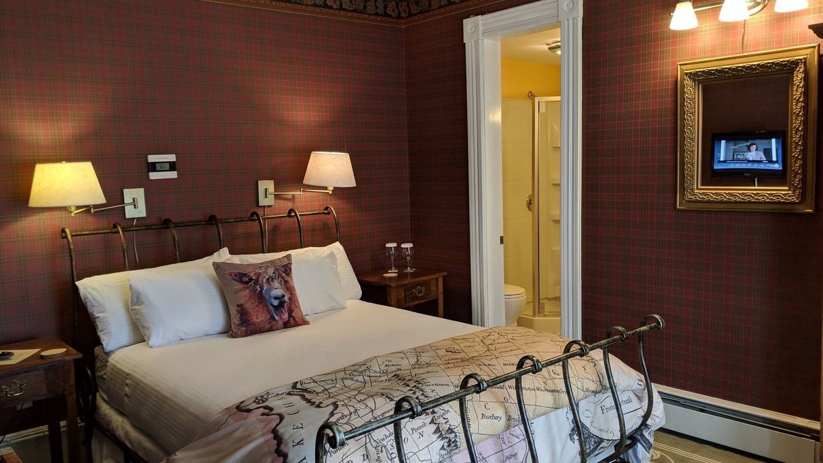 Shelburne Bed & Breakfast | A cozy 2nd Floor Queen Room 143 sqft Bed & Breakfast in Downtown Shelburne! TRA