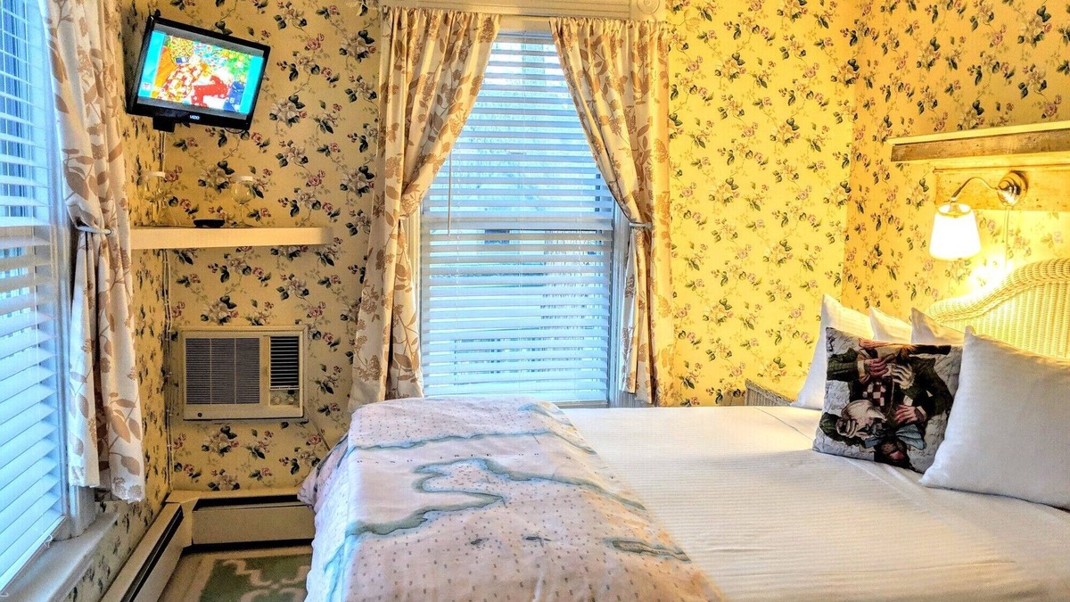 Shelburne Bed & Breakfast | A cozy 2nd Floor Queen Room 108 sqft Bed & Breakfast in Downtown Shelburne! DYT