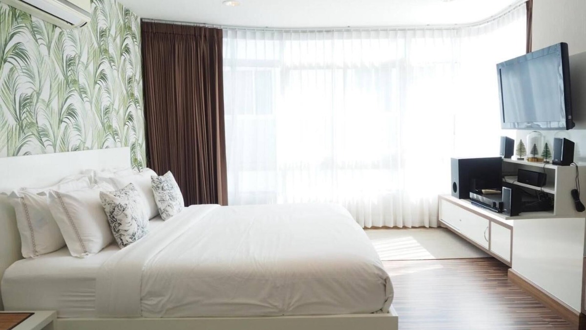 Saen Suk Condo | A Cozy and Spacious Beachfront Condo with only One Minute walk to the beach!