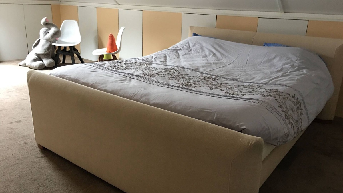 Municipality of Delft House | A Cozy Attic Space with Two-Person Bed in a Charming Home in Delft