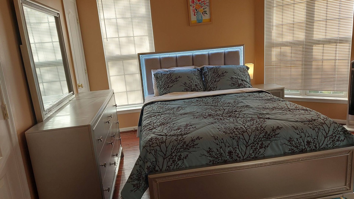 Bowie House | A cozy bedroom in a house in the heart of Bowie Maryland. 10 to 15 minutes to DC