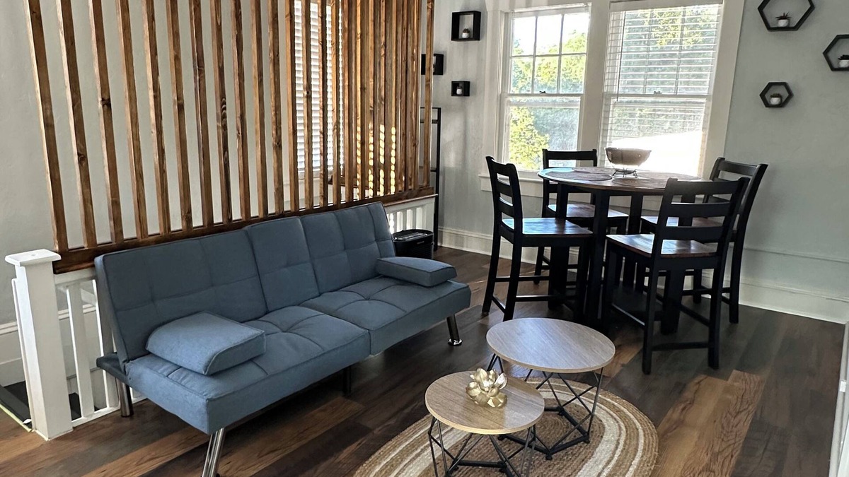 DeLand Apartment | A Cozy & Charming 2 bedroom Apartment in Historic Downtown Deland.