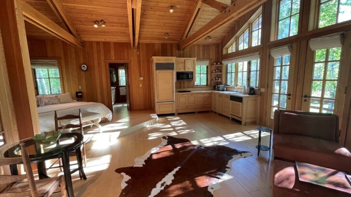 Sun Valley Apartment | A Cozy Cottage With A King size Bed + A Fire Place