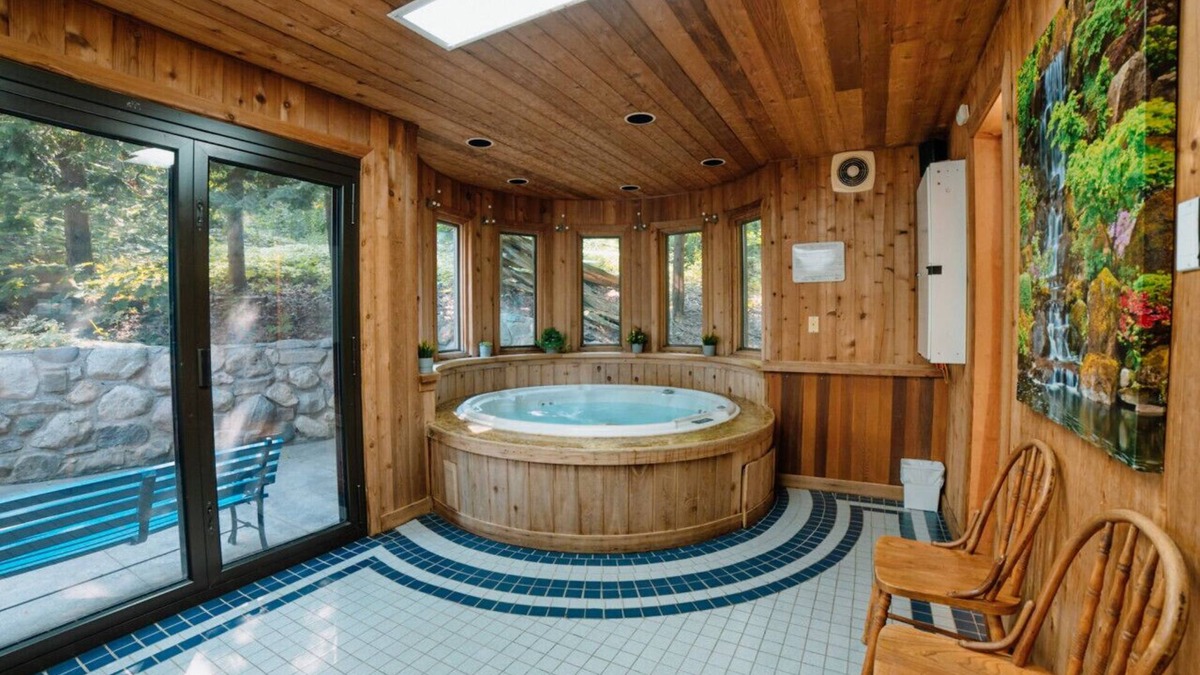Kimberley Cottage | A Cozy Country Retreat * Indoor Hot Tub * Ski * Wi-Fi