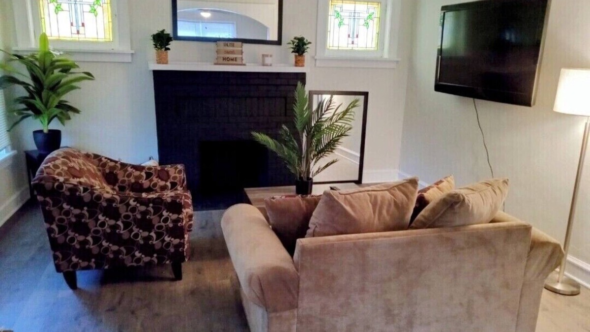 St. Louis House | A Cozy Home For Traveling Women
