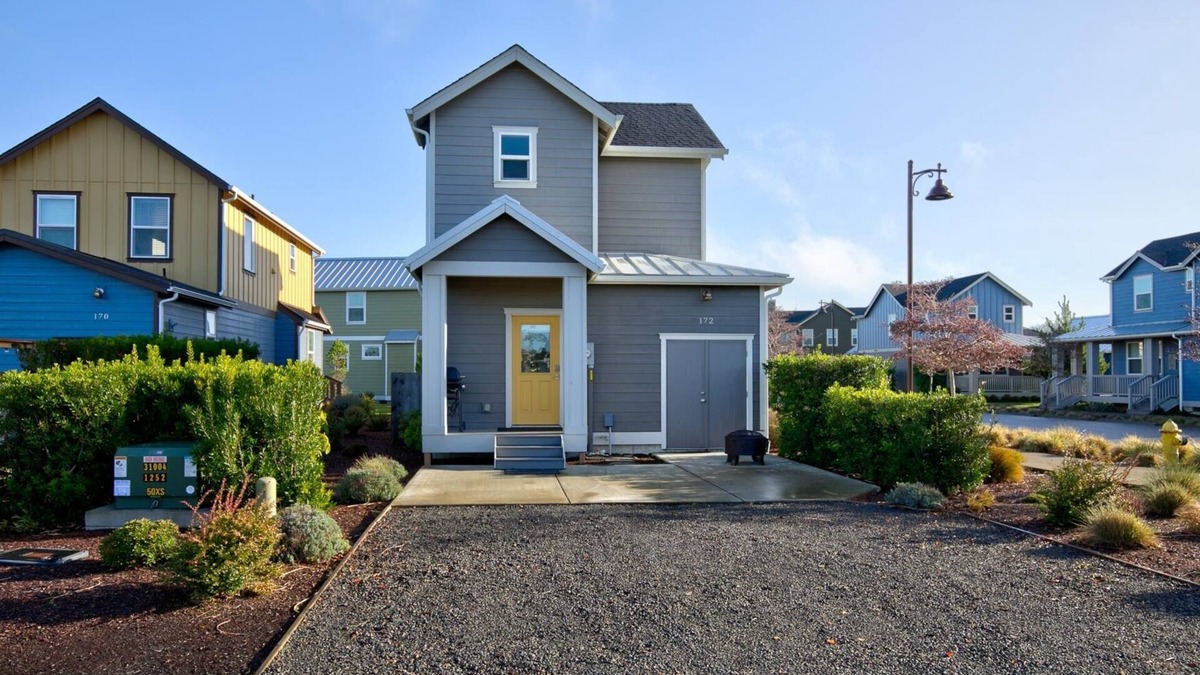 Ocean Shores House | A cozy home to place your Bigfoot prints on the beach