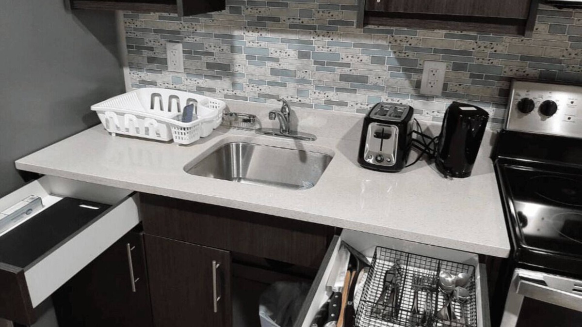 Saskatoon House | A cozy one bedroom suite located in the peaceful neighborhood of Evergreen.