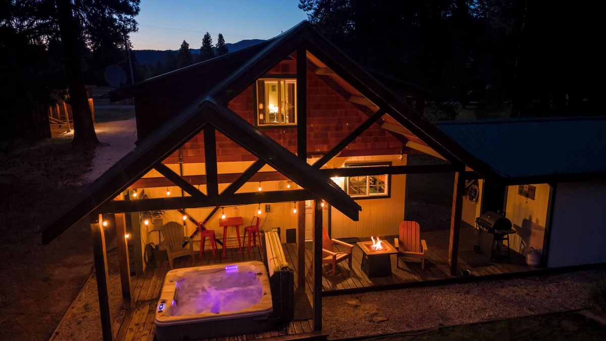 Leavenworth Cabin | A cozy, private, pet friendly cabin that sleeps 6 guests with a hot tub