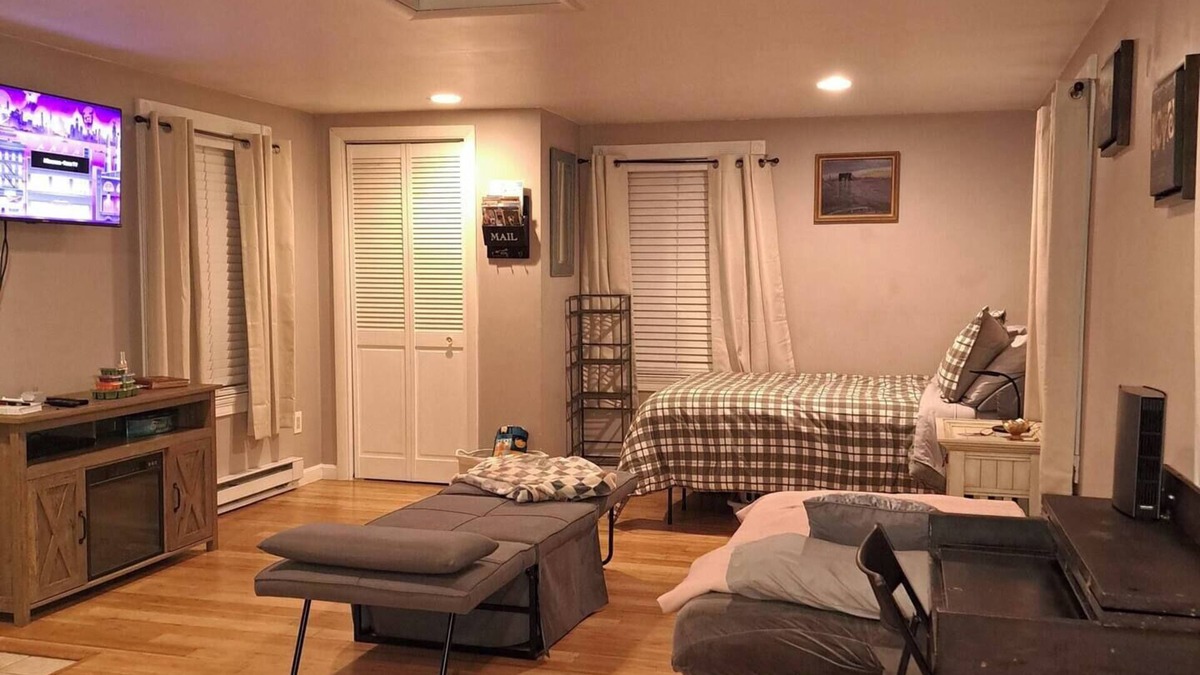 Rochester Apartment | A cozy sunny studio to forget your worries and make memories with loved ones.