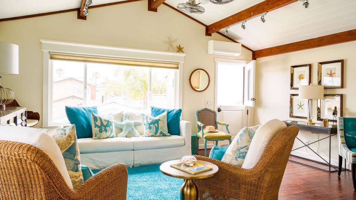 West Newport House | A Cut Above, Walk to it ALL, CLEAN, AC, Grill, WIFI