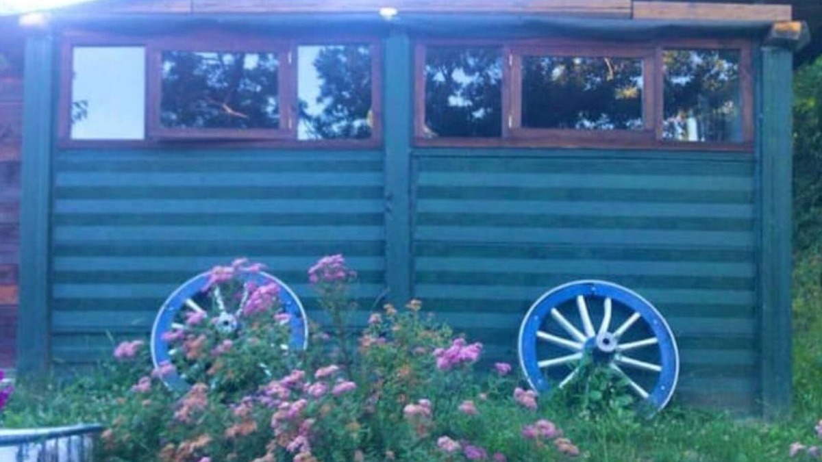 Villa Minozzo Cabin | A cute colourful Glamping cabin with a bohemian theme.