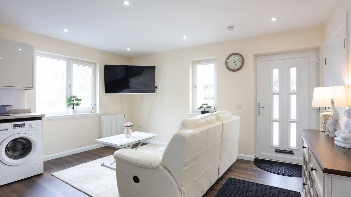 Broxburn House | A delightful 2 bedroom bungalow in Winchburgh.