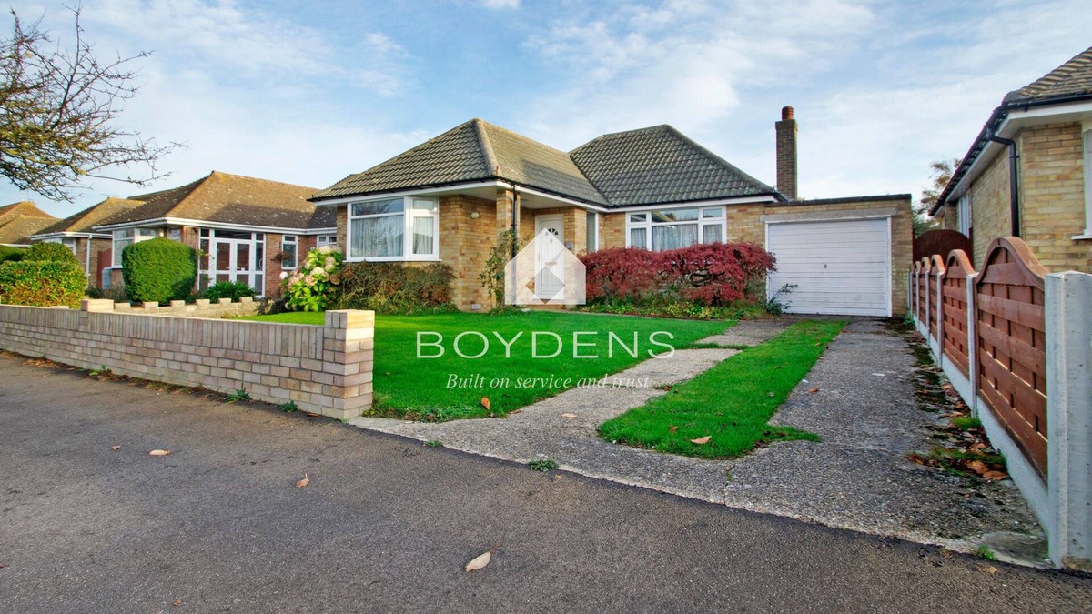 Frinton-on-Sea House | A delightful bungalow ideally located in a quiet tree-lined avenue and close to the seafront