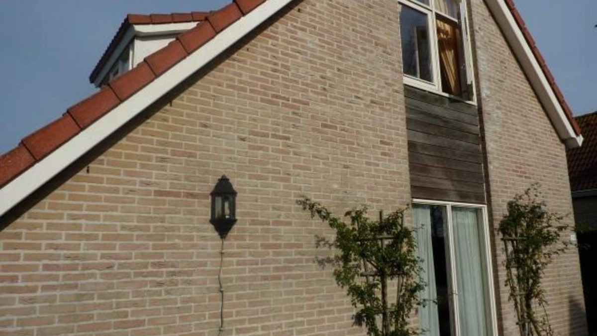 Breskens House | A detached bungalow with a living comfort of about 102m2. The lovely spacious garden surrounding the house of almost 600 m2 gives you privacy and the opportunity to enjoy the sun at any hour of the day.