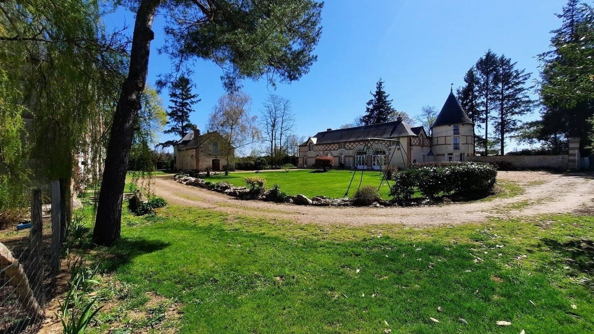 Beaumont-Louestault House | A dream holiday in the heart of nature in a historic setting