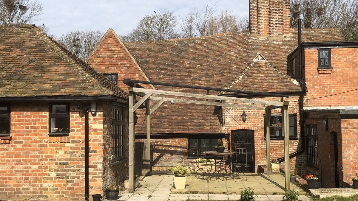 Lydd House | A fabulous Grade II listed converted 14th Century pub. Child and pet friendly