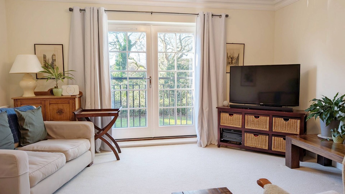 Westhampnett Cottage | A family house that sleeps 6 guests in 3 bedrooms