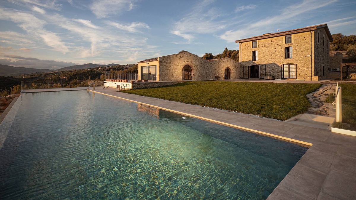 Roccastrada House | A fantastic pool in a Tuscan farmhouse with breathtaking views of the Maremma
