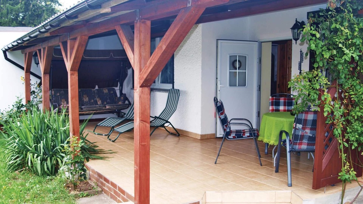 Hildebrandshagen House | A few kilometers away from the mill town of Woldegk is located in Hildebrandshagen this simple yet f