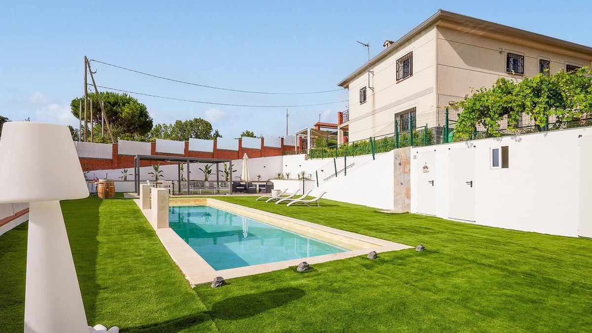 Tordera House | A few kilometers from the Catalan coast welcomes you this beautiful vacation home with pool.
