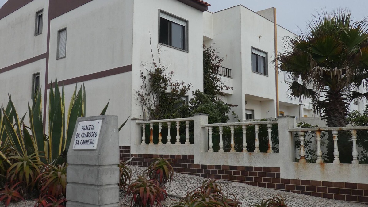 Praia de Santa Cruz Villa | A few meters from a magnificent beach for surfing.