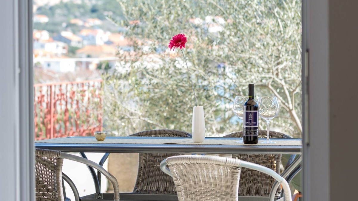 Vinisce Cottage | A few steps from the beach.