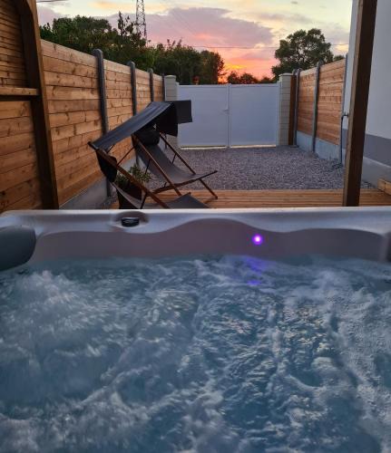 Coulogne House | A Fleur de Spa : Maison chaleureuse avec spa privatif et billard.