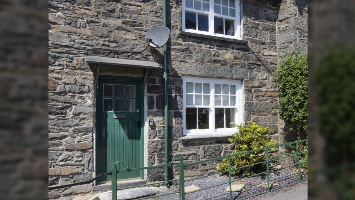 Pentre-Foelas Apartment | A foelas 2 bed cottage that sleeps 3 guests in 2 bedrooms