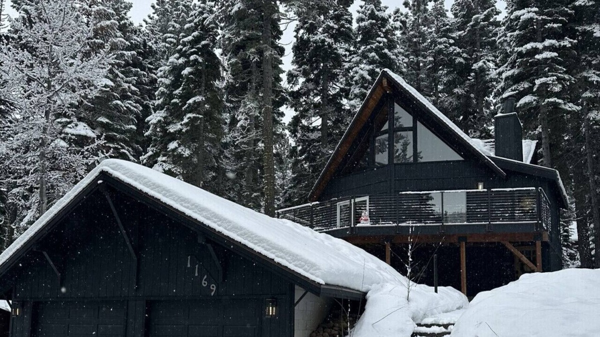 Kingswood Estates House | A-Frame Cabin | Hot Tub BBQ Family Fun