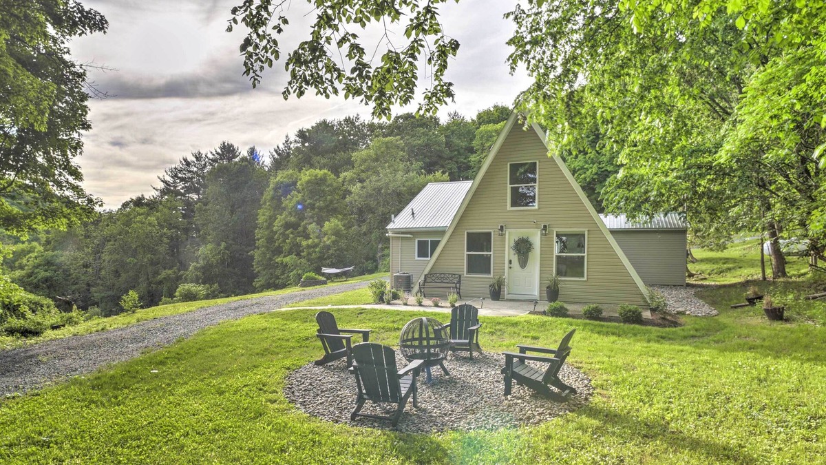 Johnsonville Cabin | A-Frame Cabin w/Hot Tub: 5 Mi to Waterford!