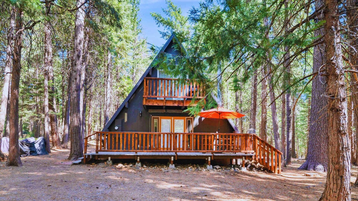 Shingletown Cabin | A-Frame Cabin w/Hot Tub near Mount Lassen Park