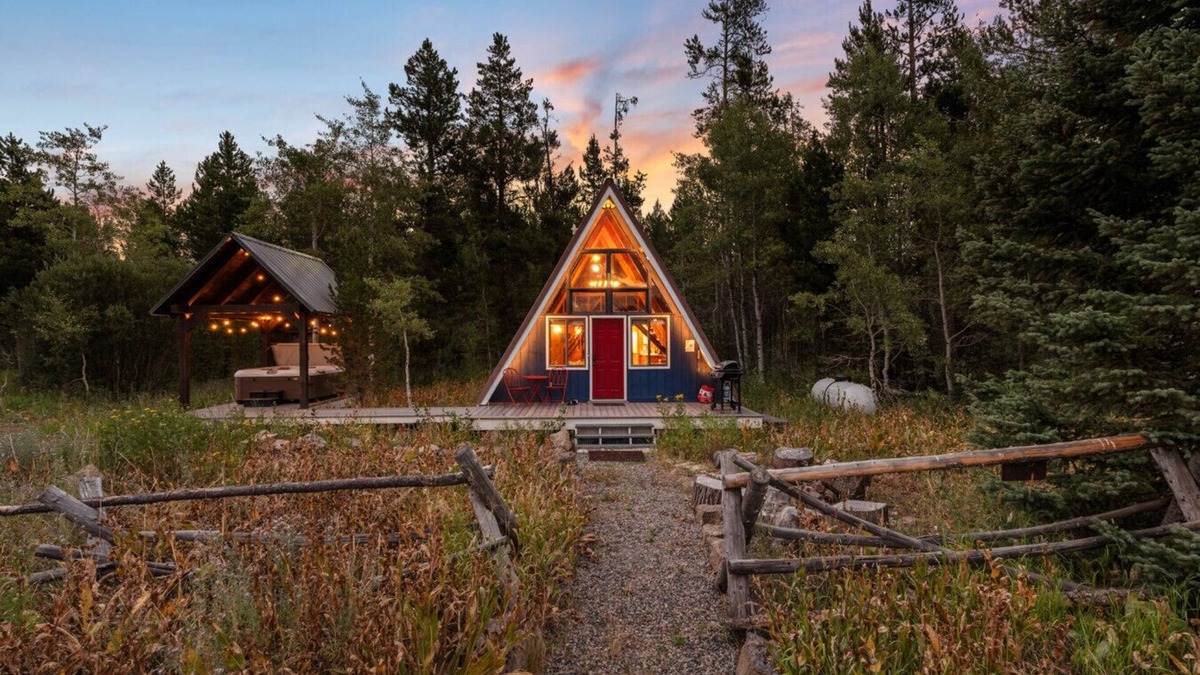 Last Chance House | A-Frame - Hot Tub - Arcade - 35 min to Yellowstone