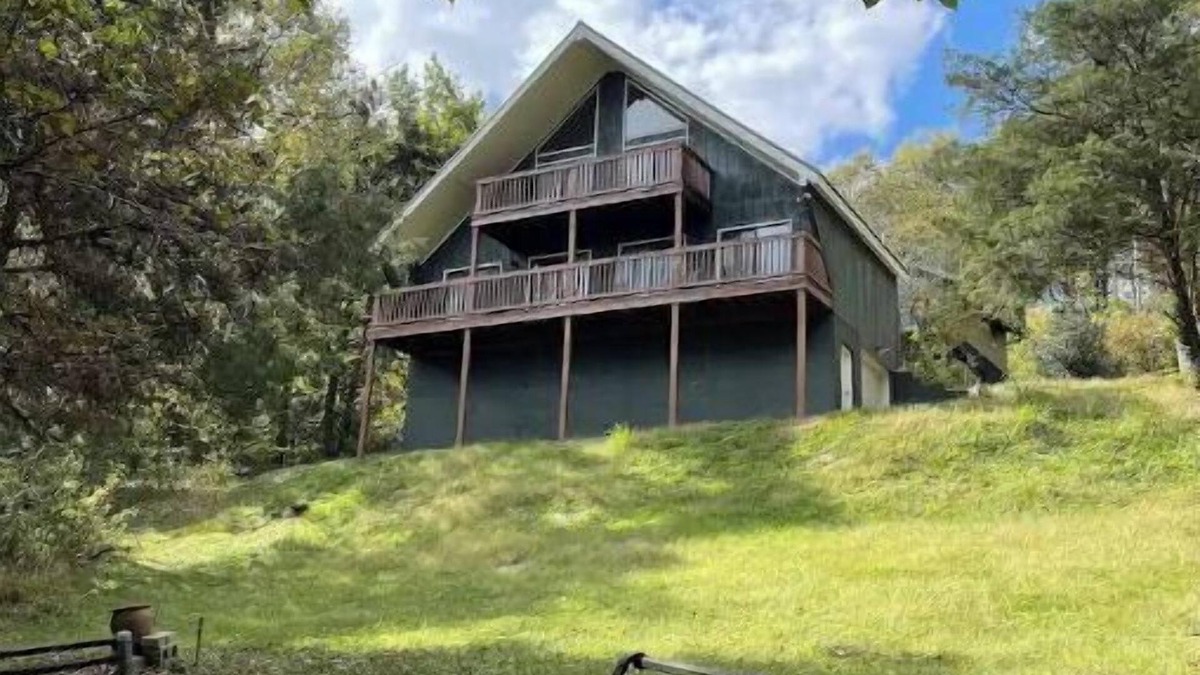 Lancaster Cabin | A-frame house (.3 miles) to Center Hill Marina
