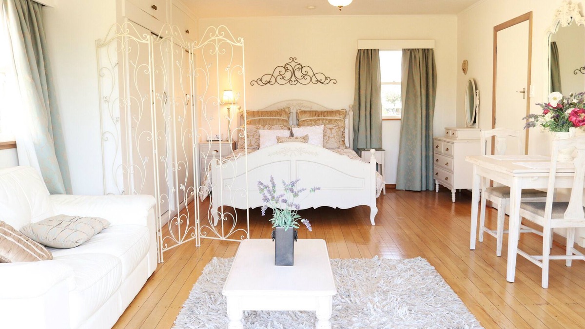 Richmond Apartment | A French style boutique guesthouse set in a large garden with a spa and pool.