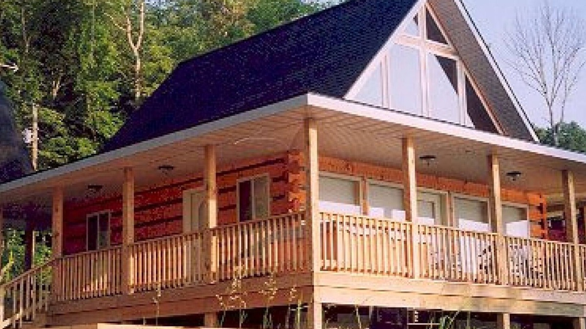 Magnet Cabin | A full Moon night, the entire River transforms to ‘Moon River"