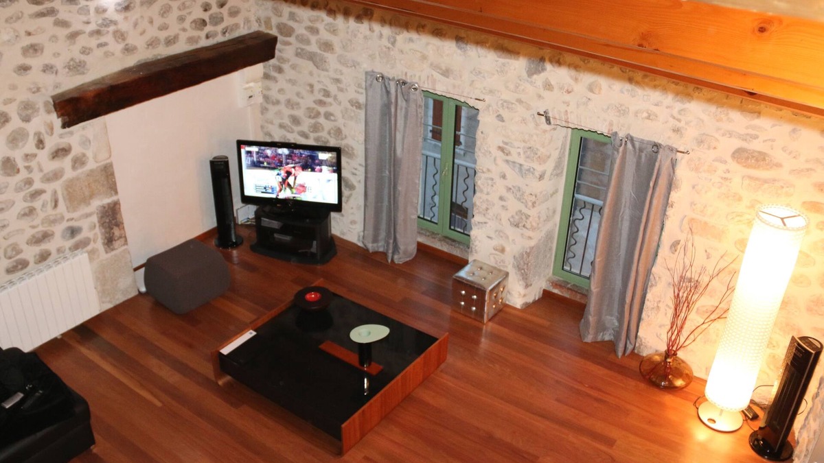 Vogue Apartment | A fully renovated apartment combining design and traditions