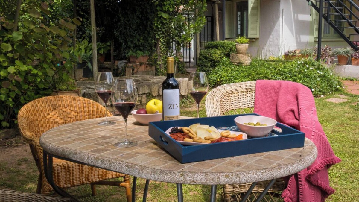 Urunuela House | A garden among vineyards, for 6