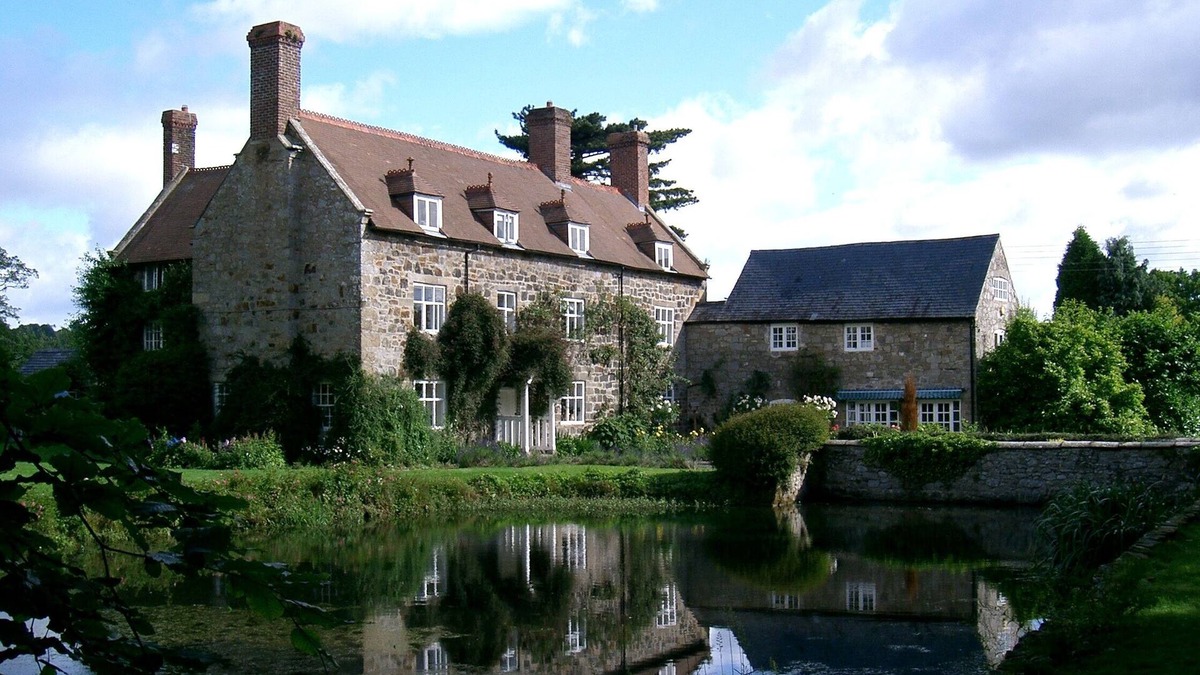 Acrefair House | A Grade II* Spacious Country House Nestled In The Foothills Of North Wales