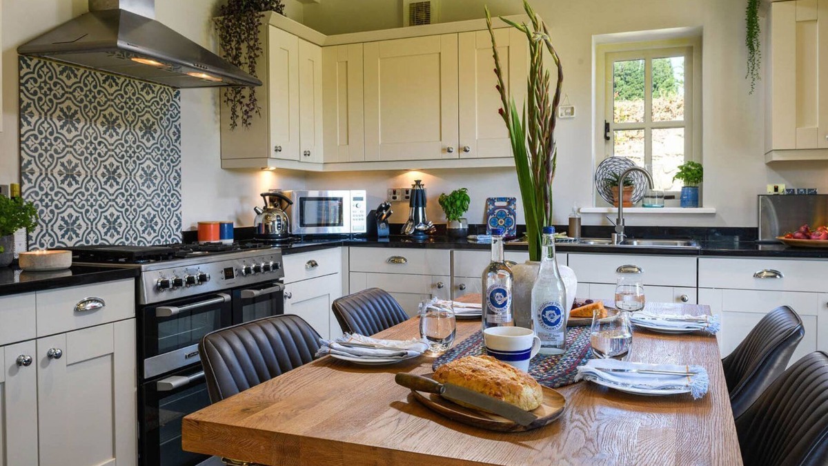 Llanerchymedd Cottage | A ground floor bedroom that sleeps 6 guests in 3 bedrooms