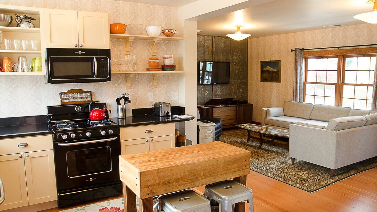 Newberg Apartment | A Handsome Newly Remodeled Vintage Inspired Apartment In Downtown Newberg, OR