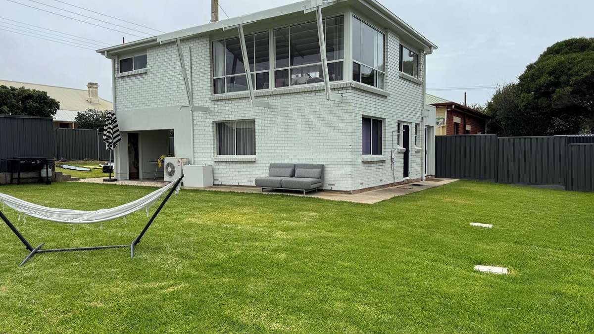 Port Elliot House | A haven in the heart of Port Elliot. Prime location. Cosy and clean.