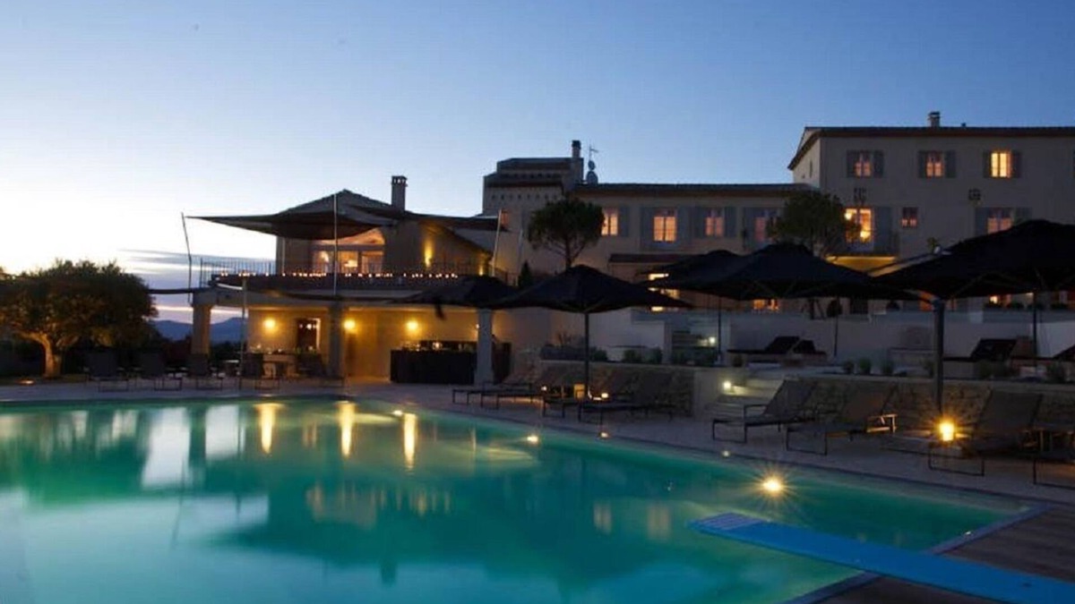 Venasque Villa | A HAVEN OF PARADISE PERCHED ON THE FAMOUS HILLS OF LUBERON